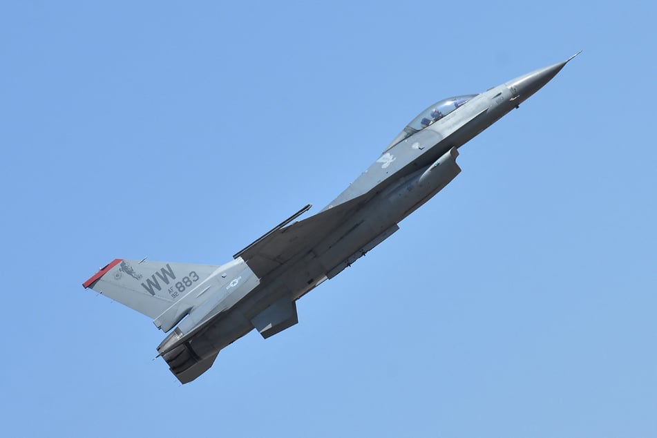 A US Air Force F-16 Fighting Falcon crashed during a training mission in Michigan on Thursday.