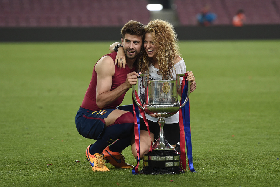 Gerard Piqué (l) and his then-wife Shakira (r.) pose with the trophy at the end of the Spanish Copa del Rey (King's Cup) in Barcelona on May 30, 2015.