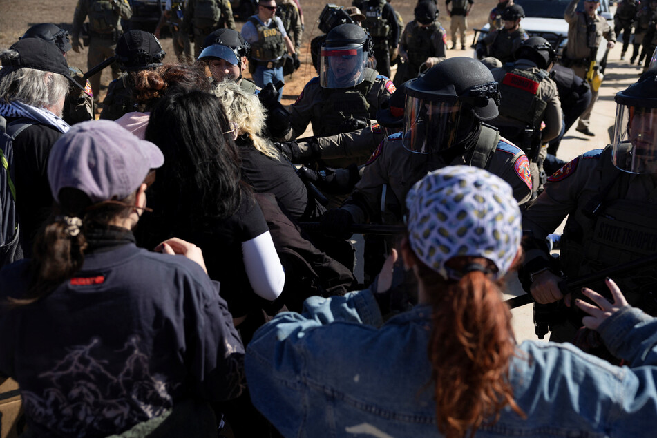 Texas state police attack protesters at ICE facility where ICE where 5-year-old boy is caged