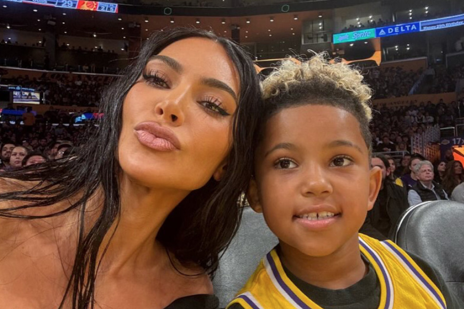 Kim Kardashian and her son Saint West (r) posed for a selfie at the LA Lakers game.