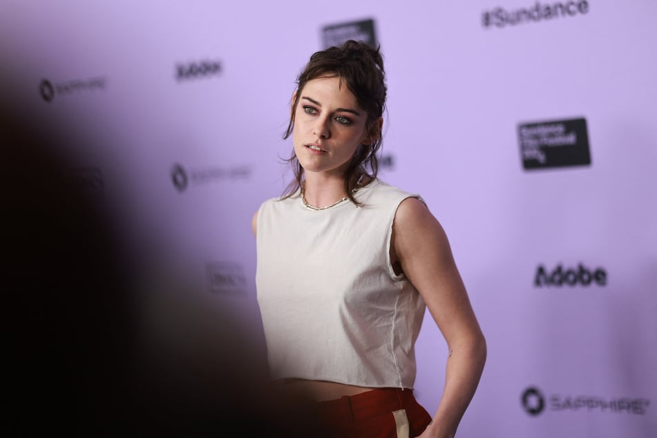 Stewart came out in 2017 during her opening monologue on Saturday Nigth Live.
