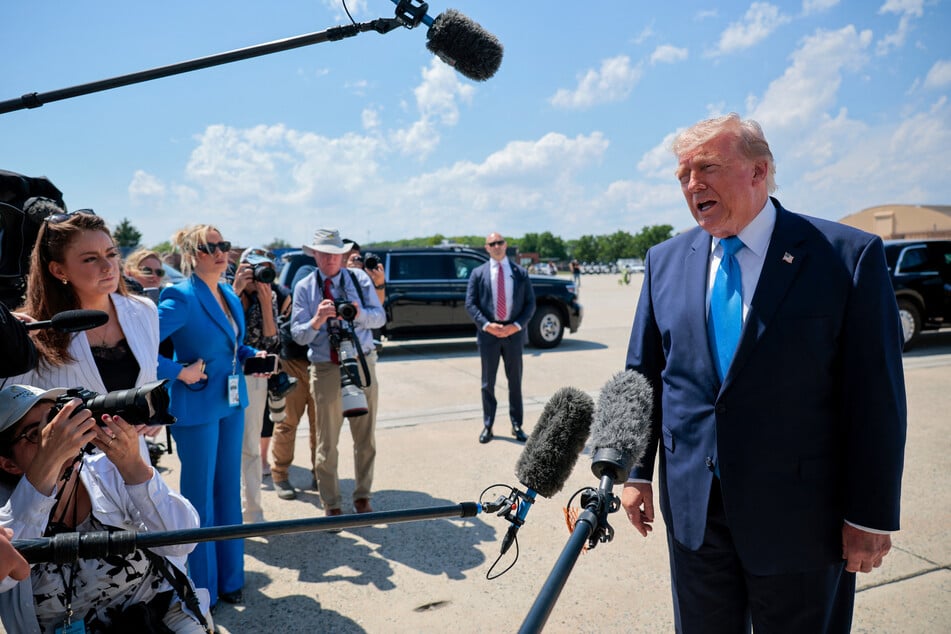 President Donald Trump (r) on Wednesday reacted to the indictment of Cuba's former leader Raúl Castro on murder charges.