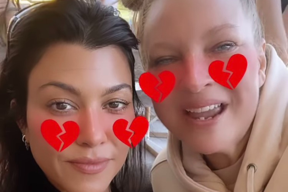 Kourntey Kardashian (l.) took a picture with Sia (r.) at Scott's party.