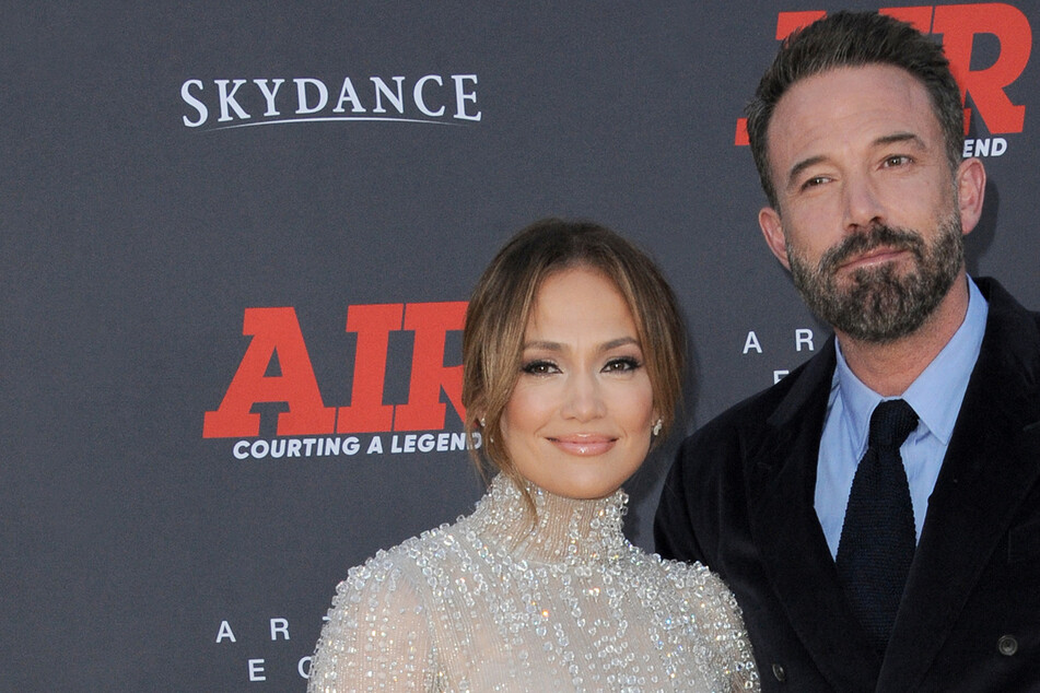 Jennifer Lopez ditches wedding ring amid reports of Ben Affleck split