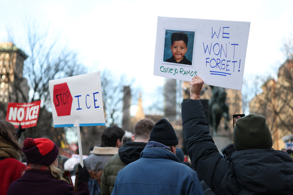 Judge temporarily blocks deportation of five-year-old detained and used as "bait" by ICE