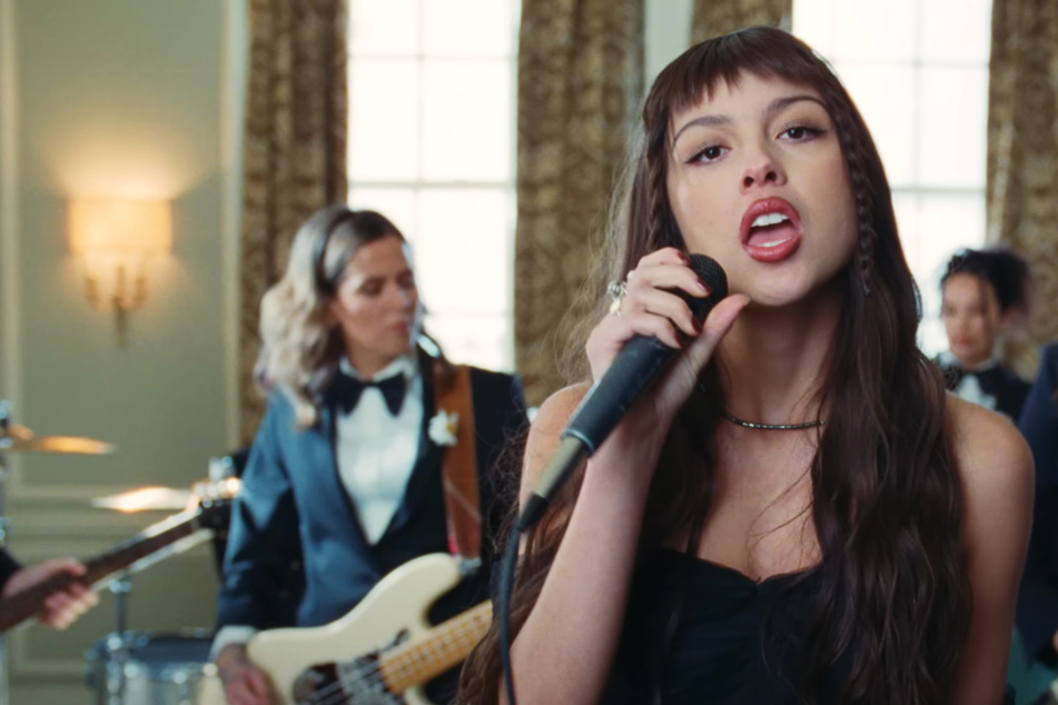 Olivia Rodrigo unveils new version of GUTS deluxe track obsessed!