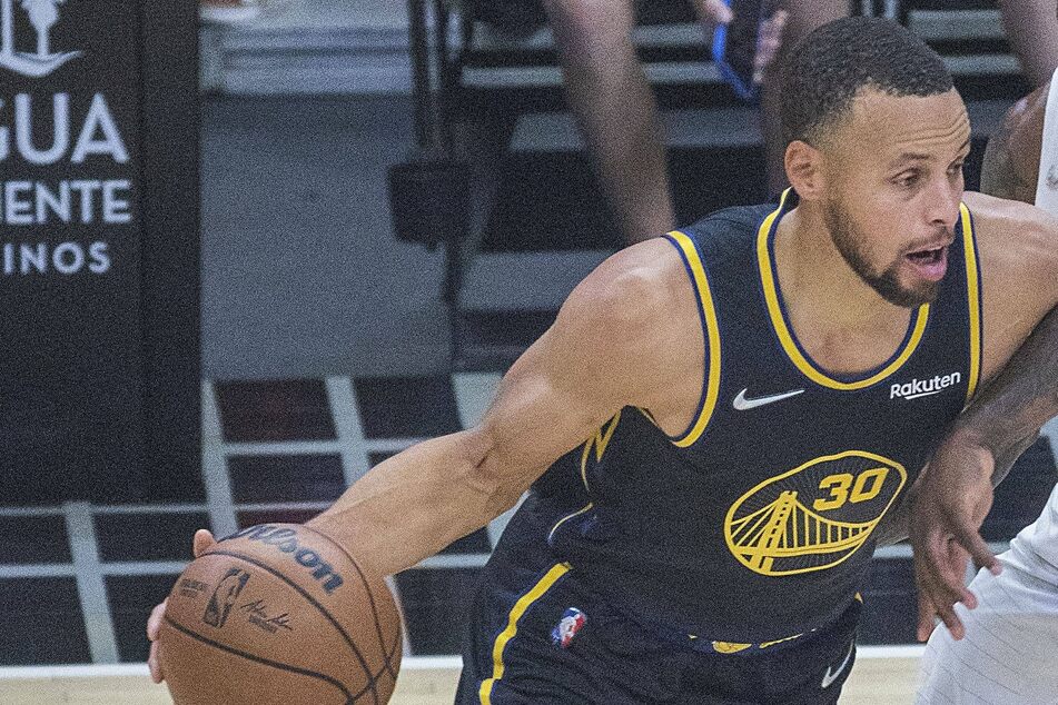NBA: Warriors outplay the Suns on the road to take the league's top spot