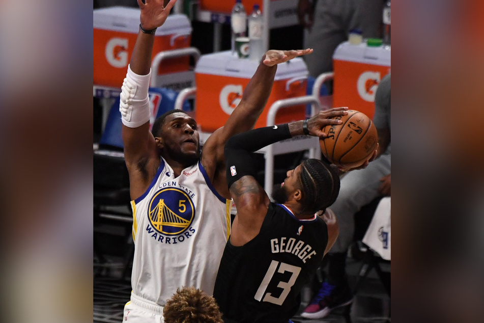 Kevon Looney (l.) will take over as the starting center for the Warriors.