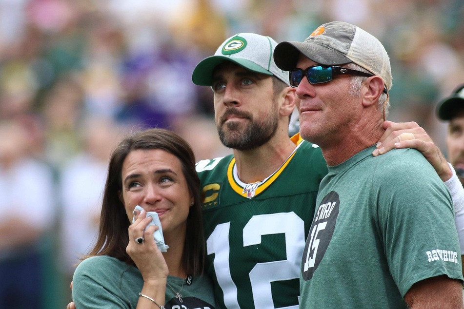 Aaron Rodgers (l.) and Brett Favre (r.) share a touching moment during halftime.