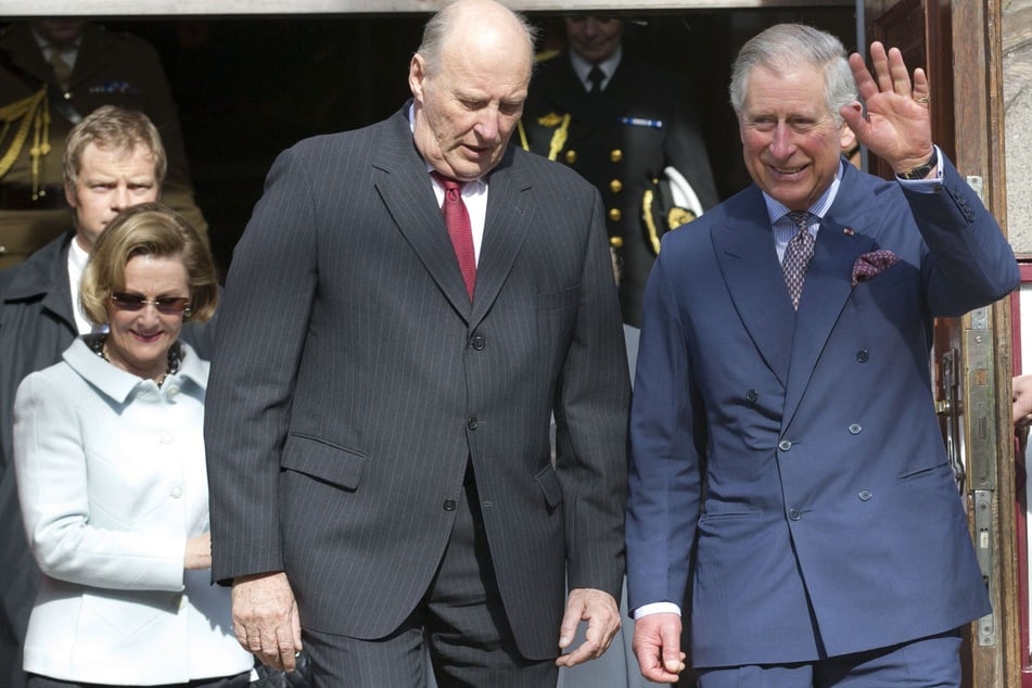 Britain's Prince Charles (r.), Norway's King Harald (c.), and Queen Sonja (l.) leave the National Museum of Art, Architecture and Design in Oslo on March 22, 2012.