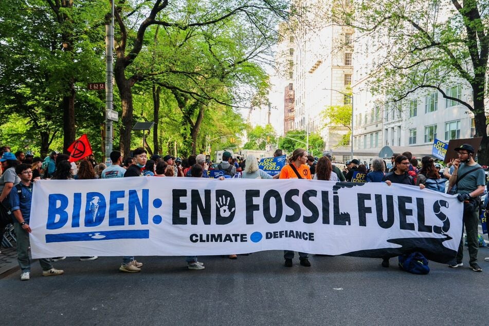 Jane Fonda joins climate protest outside Biden fundraising event in NYC