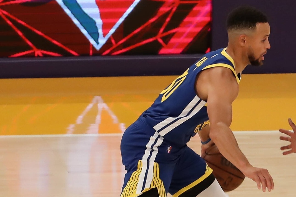 NBA: Warriors stay golden with a dominant win over the sputtering Rockets