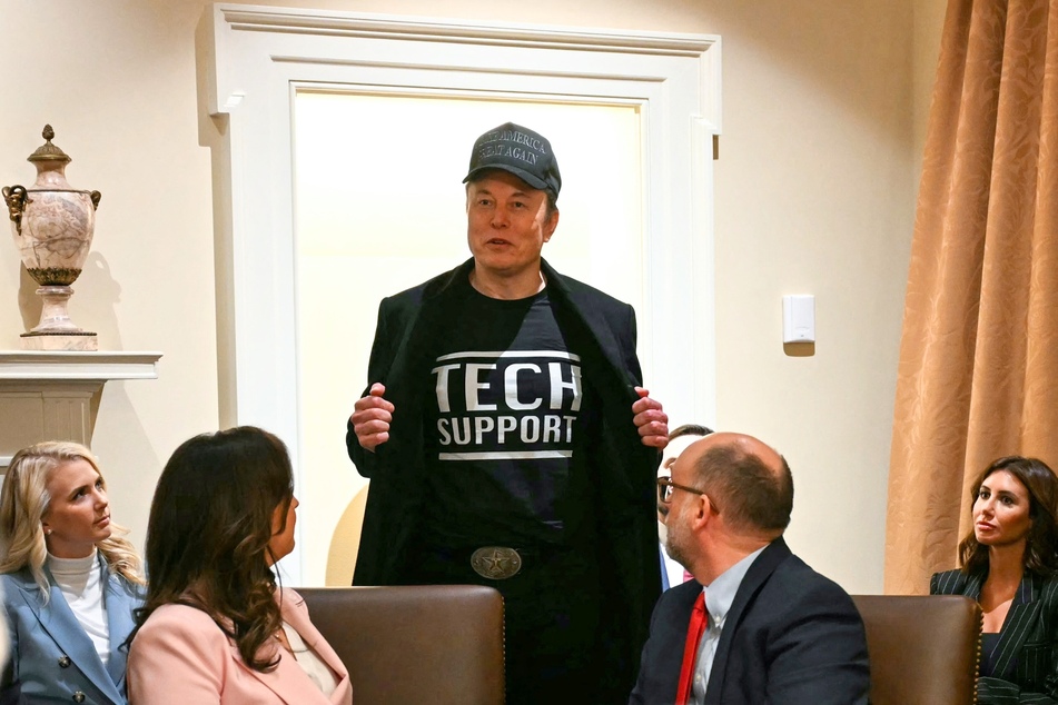 Federal workers have received bounce-back emails while trying to respond to Elon Musk's demand for a list of weekly accomplishments to keep their jobs.