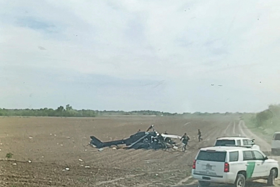 A UH-72 Lakota helicopter crashed in the town of La Grulla, Texas, killing two soldiers and a US border agent who were on board.