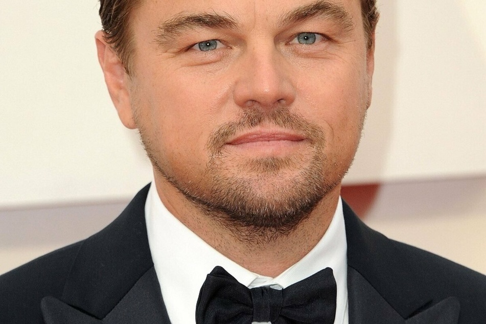 Who is Leonardo DiCaprio spending a day at the beach with?