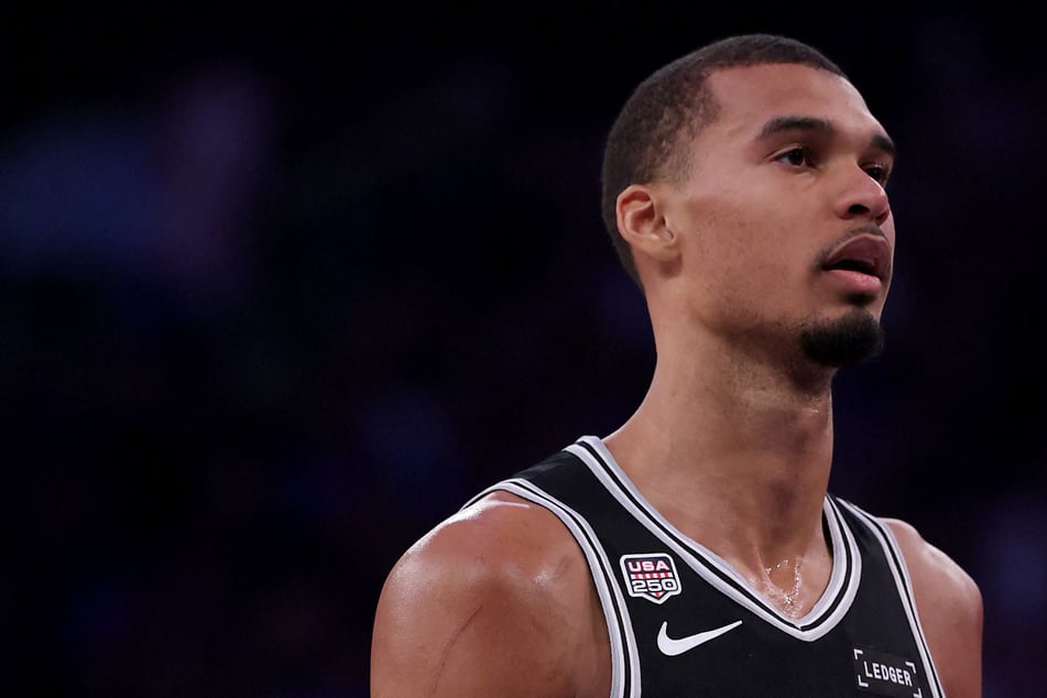 Spurs search for answers after epic collapse against Knicks in Game 4: "It just hurts"