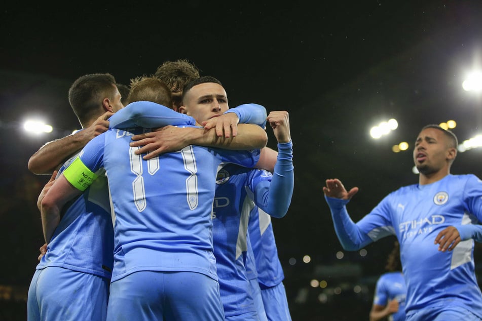 Phil Foden celebrates with his teammates after De Bruyne's decisive goal.