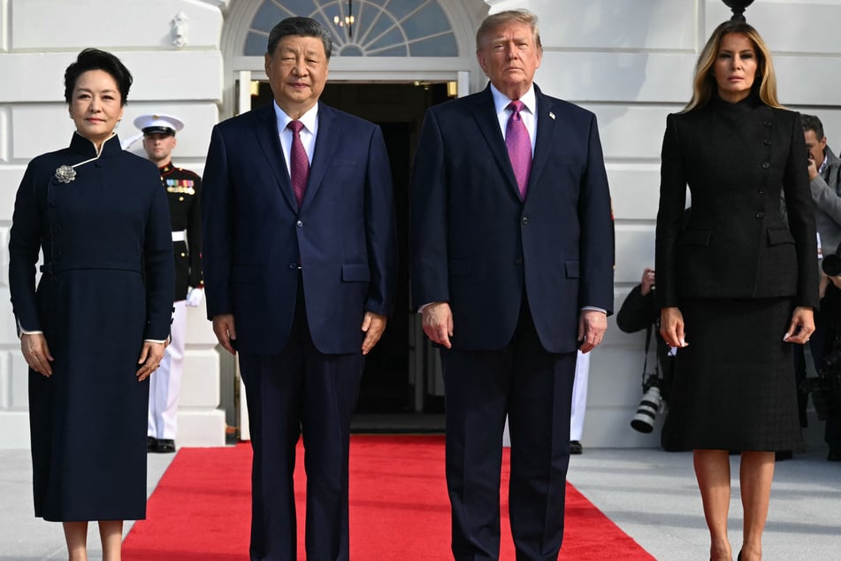 President Donald Trump (center r.) and First Lady Melania Trump (r.) greet China's President Xi Jinping (center l.) and his wife Peng Liyuan upon their arrival at the White House. Despite the lavish welcome, the Chinese leader held firm on his red lines.
