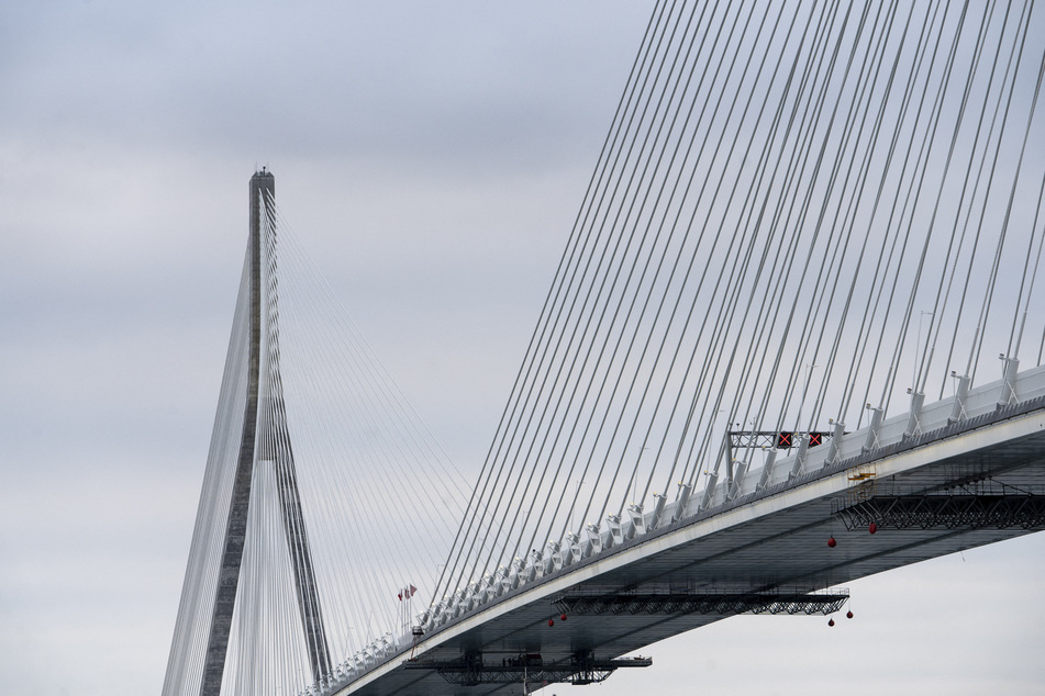US-Canada bridge threatened by Trump delayed over "unresolved issues"