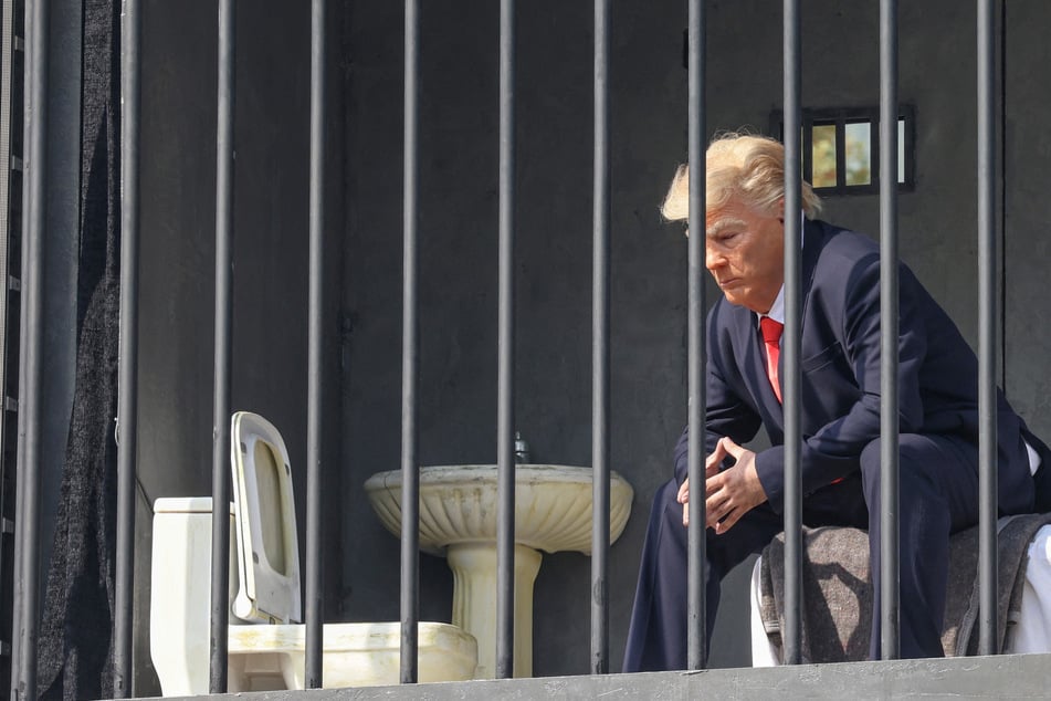 Trump look-alike stuck behind bars in Iran's latest street installation