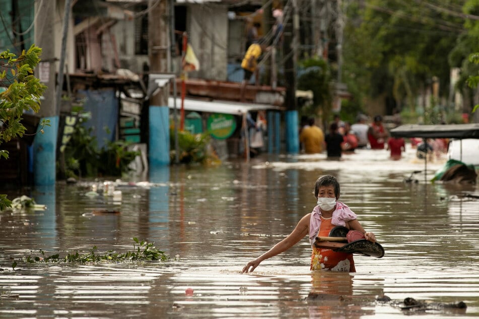 Typhoon Noru batters Philippines, leaving at least five dead