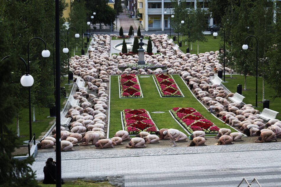 Nearly 1,000 volunteers showed up in the nude for an art project organized by US photographer Spencer Tunick.