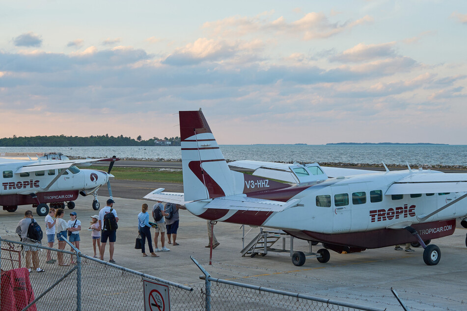 A 49-year-old US man tried to hijack a Cessna Grand Caravan plane in Belize on Thursday, stabbing several passengers.