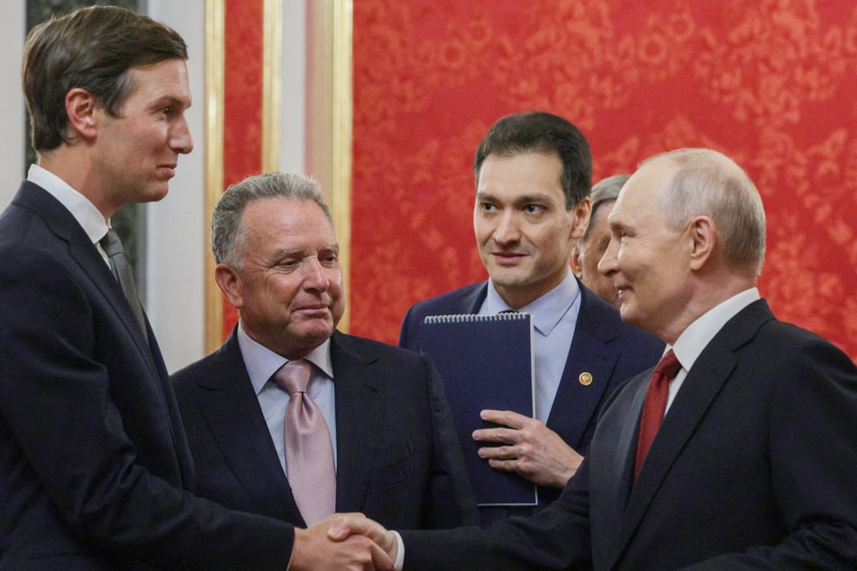 US negotiators Jared Kushner (l) and Steve Witkoff (center l) met with Putin over the weekend. Russia resumed attacks on Ukraine shortly after their visit.