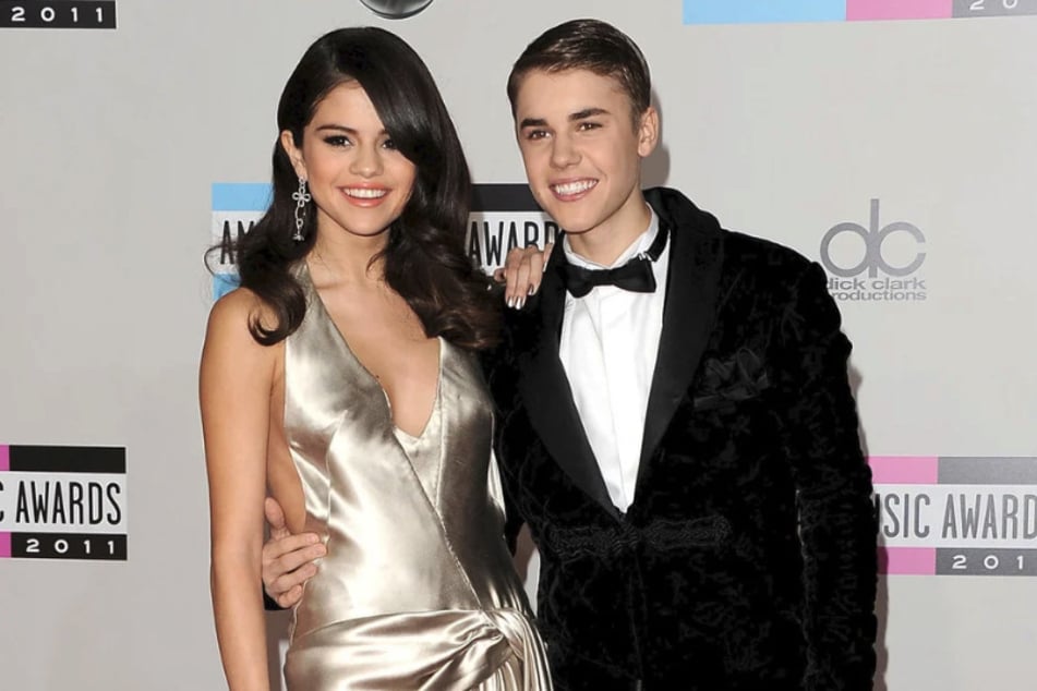 Selena Gomez (l.) and Justin Bieber were in an on-and-off relationship from 2010 to 2018.