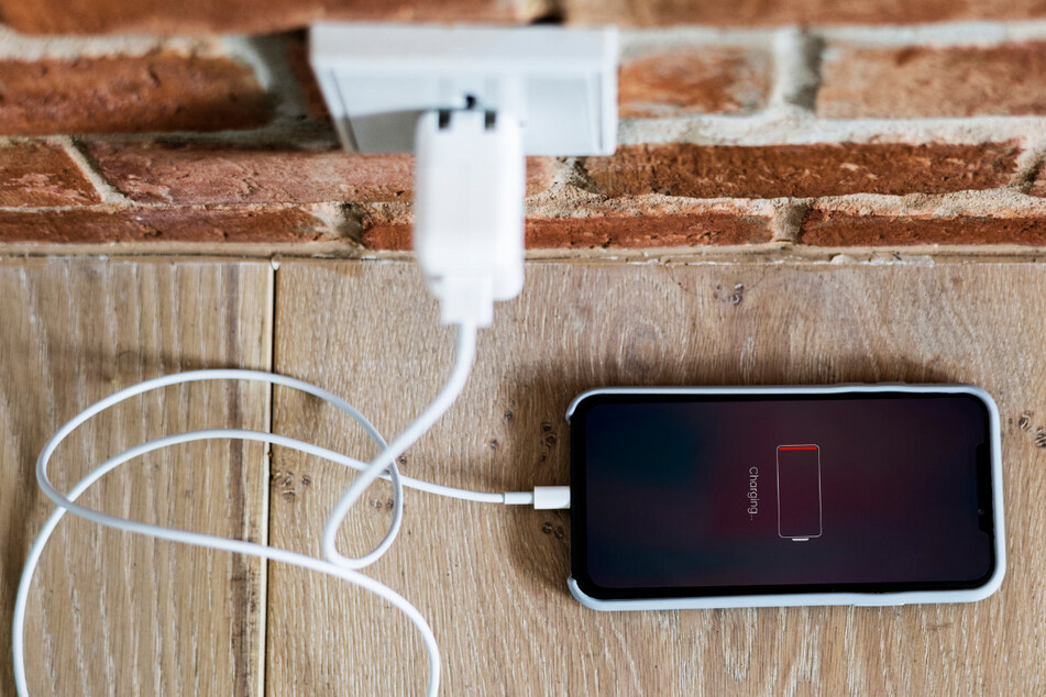 Beware! Teen charges her cell phone at night and wakes up to flames