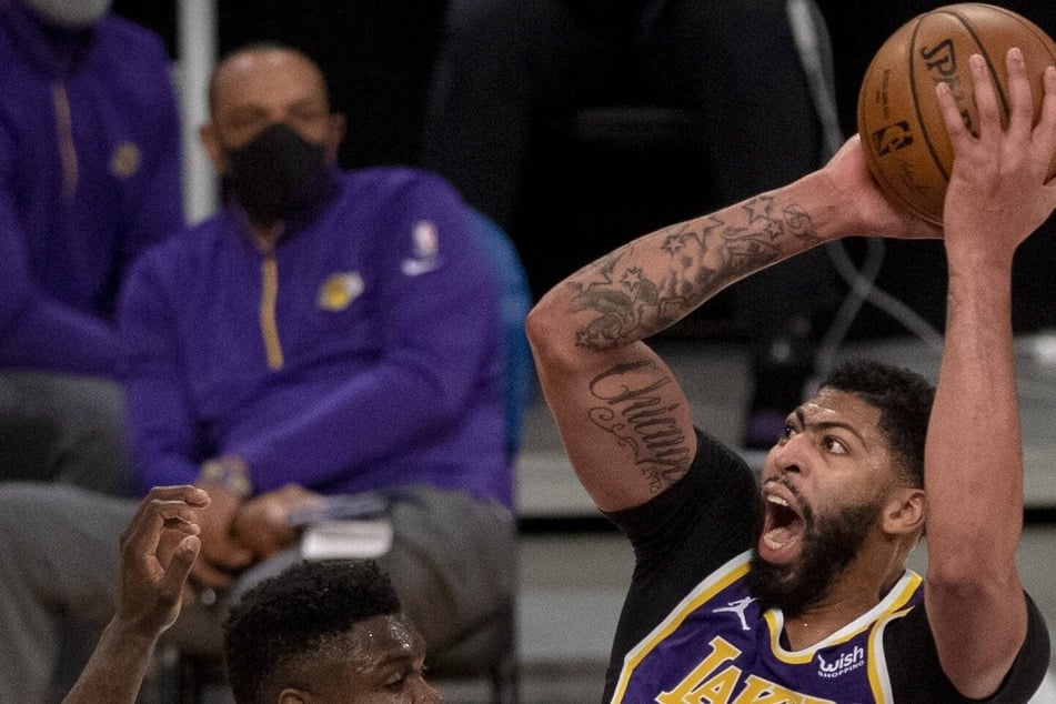 NBA: Lakers aren't pretty but still bring down the Magic in Orlando