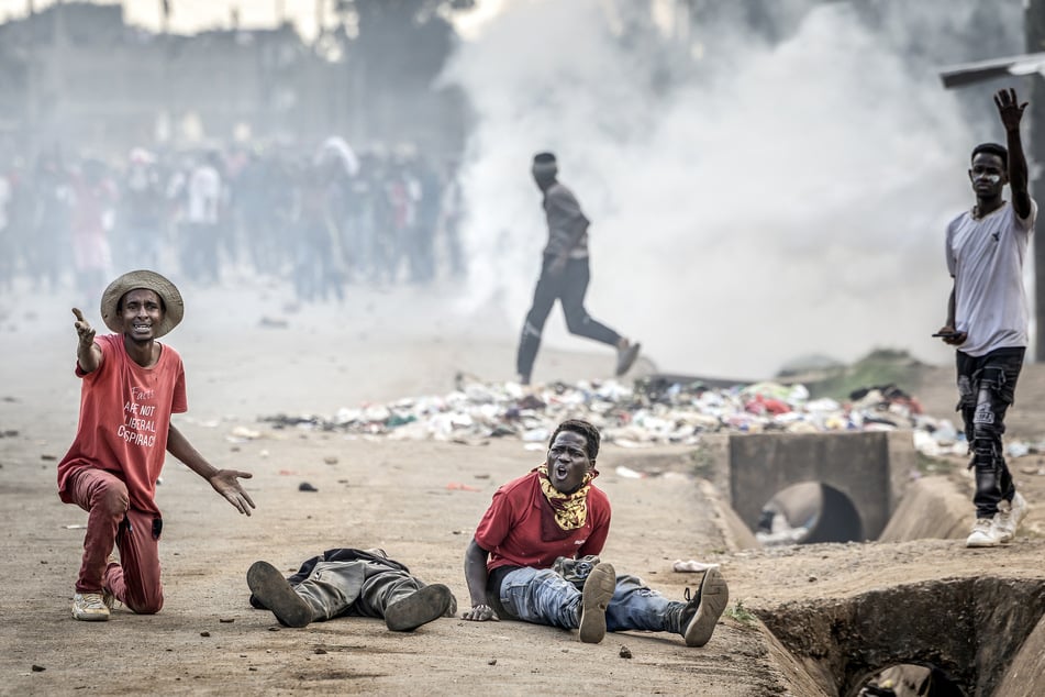 Kenya halts US Ebola quarantine facility after deadly protests