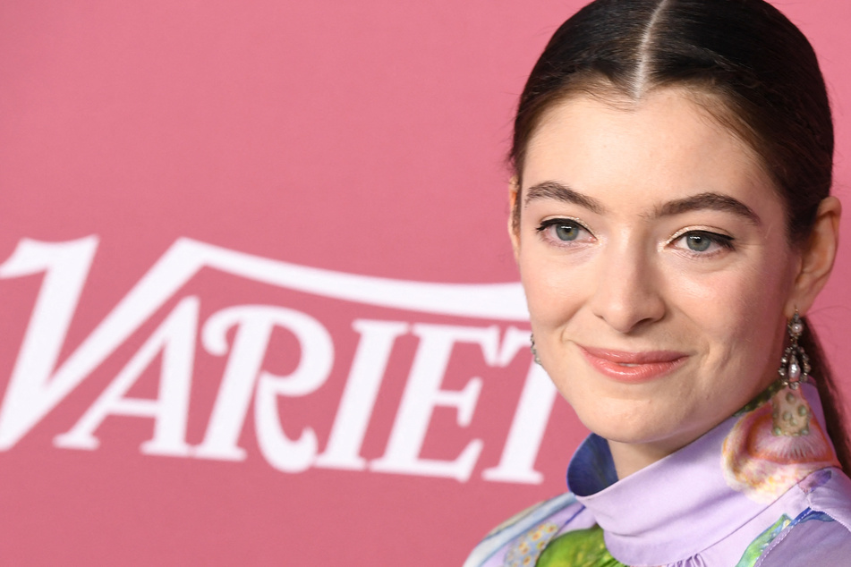 Lorde sparks chaos as NYPD shuts down impromptu song premiere