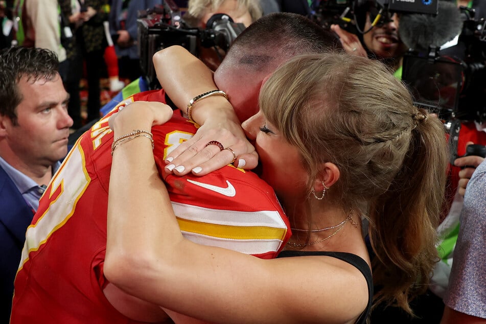 Taylor Swift (r.) reunited with Travis Kelce amid her stay in Sydney for The Eras Tour, but the athlete stayed for just one show.