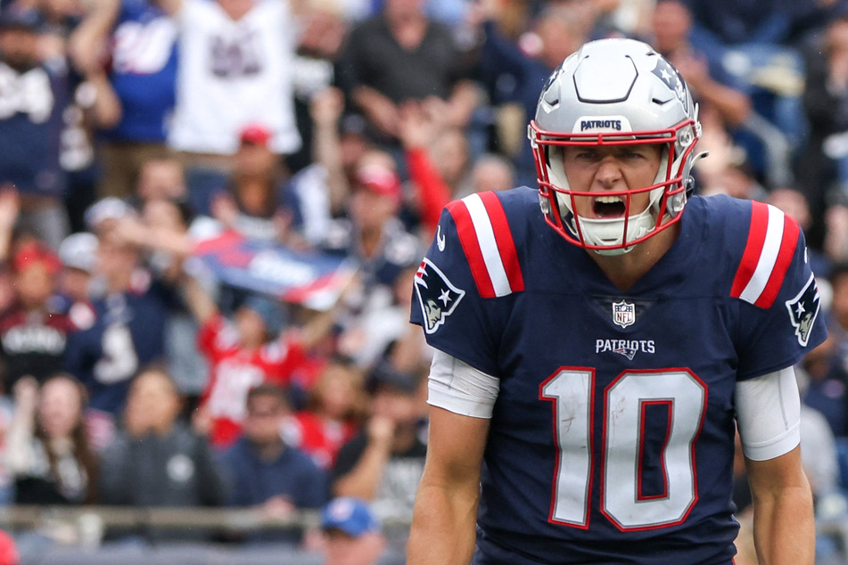 Patriots QB Mac Jones reportedly suffers "pretty severe" ankle sprain