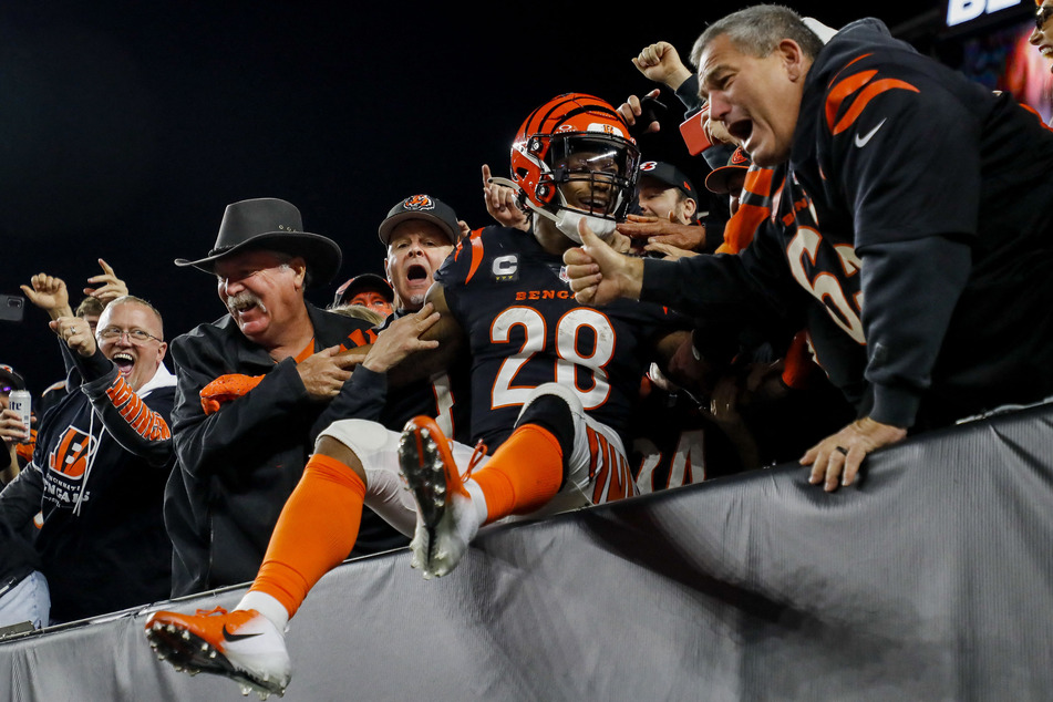 Cincinnati Bengals running back Joe Mixon (c.) celebrates with the fans after scoring a touchdown in his team's win over the Buffalo Bills.