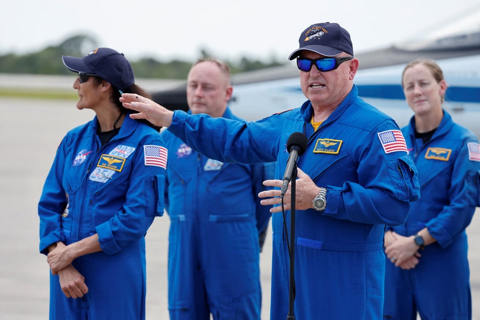 Astronaut Butch Wilmore (2nd from r.) and his colleagues had to return to their quarters after their flight was called off at the last minute.
