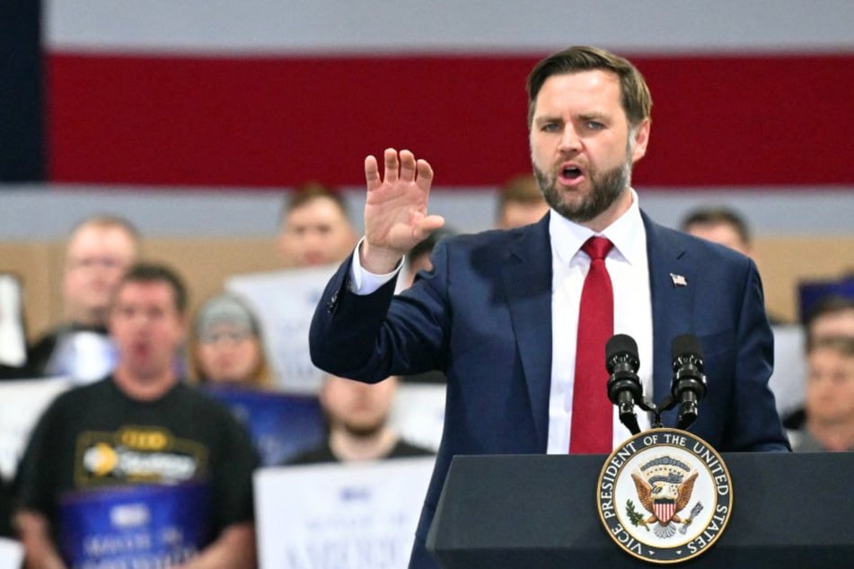 Vance campaigns in Iowa to boost support ahead of midterms – and 2028 presidential race
