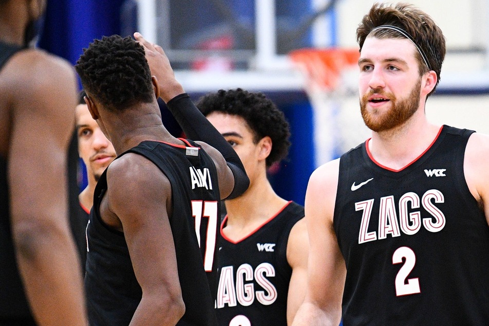 College B-Ball: Bulldogs keep top spot by routing the Longhorns