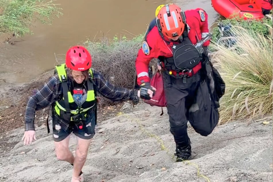 Upon reaching the sandy riverbank, the next obstacle was already waiting: a steep slope.