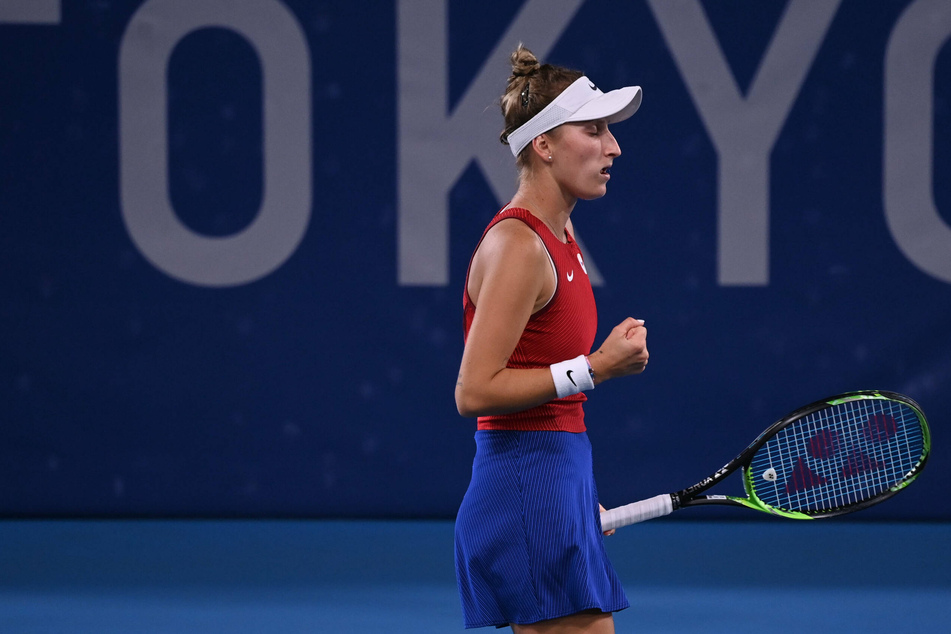 Marketa Vondrousova advanced to the quarter-finals with an assured display.