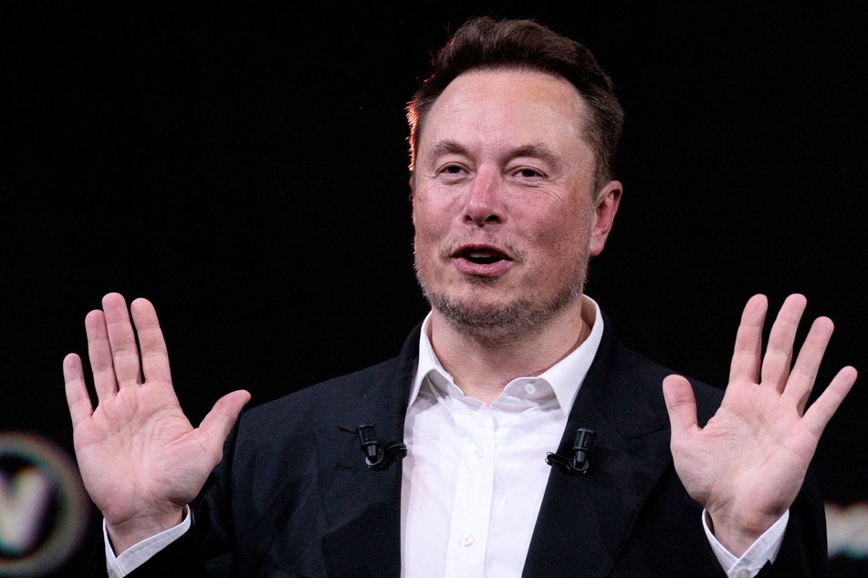 Elon Musk heckled during surprise appearance at video game tournament