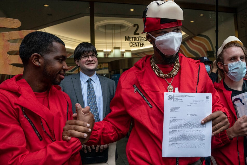 Amazon workers in Staten Island start their fight to unionize!