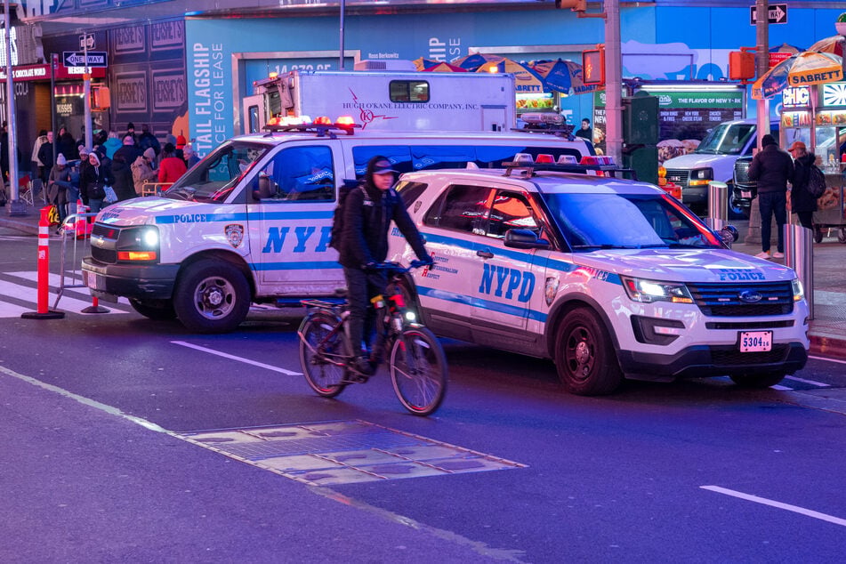 Gunman wounds three in late-night Times Square shooting