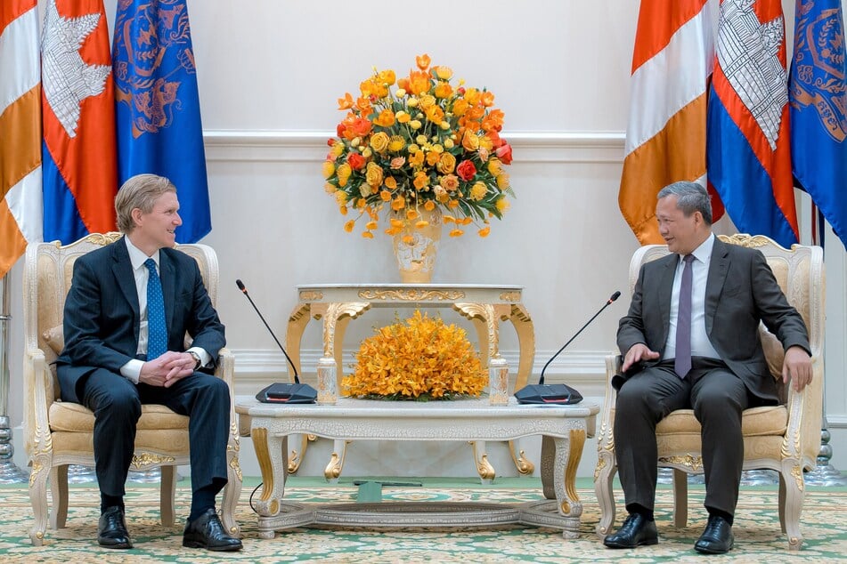Cambodian Prime Minister Hun Manet (r) met with US Under Secretary of Defense for Policy Elbridge Colby (l) in Phnom Penh on Friday.