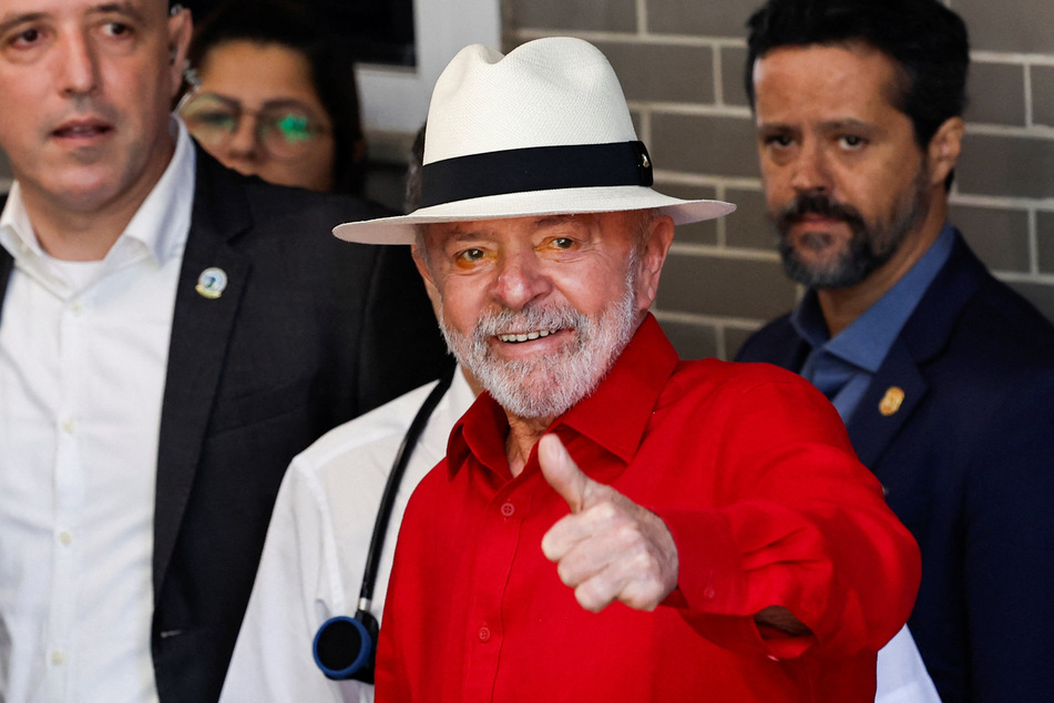Brazil's President Luiz Inacio Lula da Silva gives a thumbs up as he leaves the Sirio-Libanes Hospital following a medical evaluation.