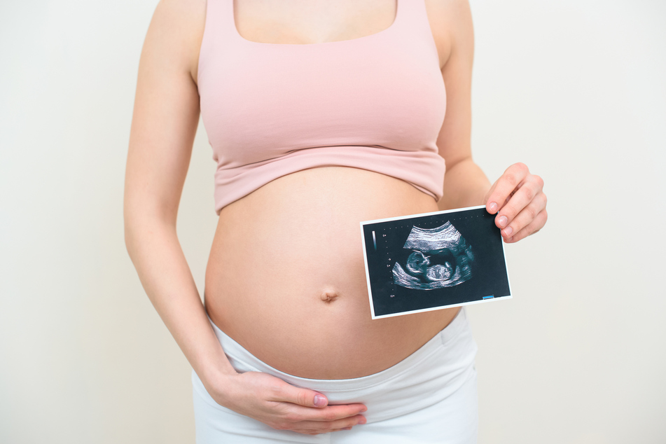 Woman sentenced to community service for faking pregnancy after Tinder hookup