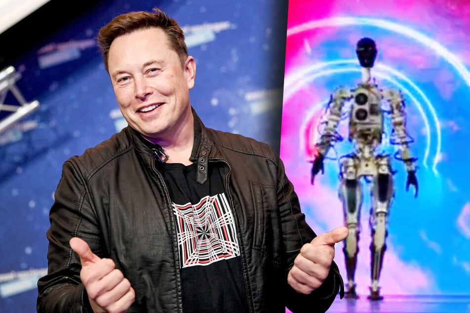 Elon Musk stuns Tesla AI attendees with creepy, human-like robot