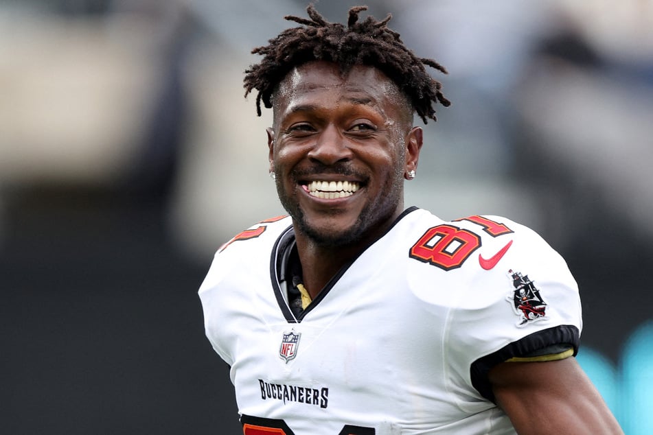 Former NFL star Antonio Brown has been extradited to the US to face a charge of attempted murder.