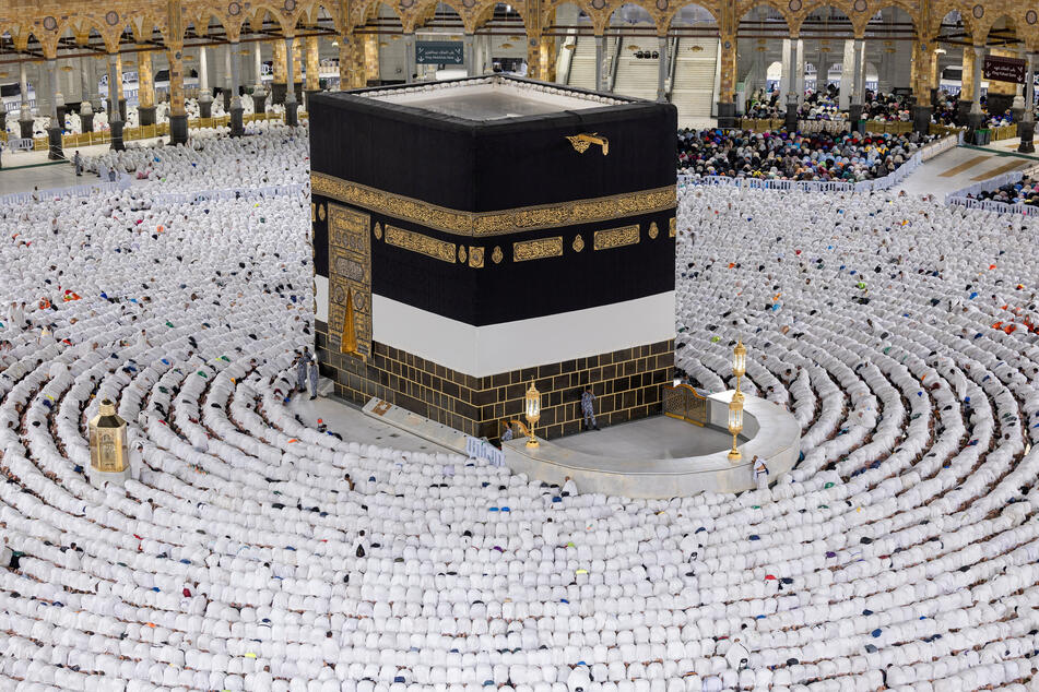 Over a million Hajj pilgrims gather in Mecca amid scorching temperatures